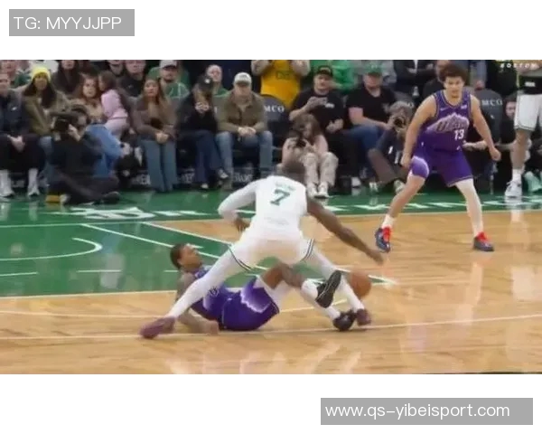 布朗遭遇滑铲未判犯规主裁解释两人滑倒导致未吹哨